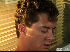 Голубой любовник в шортах пришёл в кабинет к боссу и отсосал член