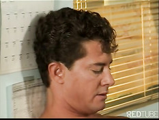 Голубой любовник в шортах пришёл в кабинет к боссу и отсосал член