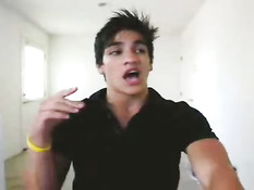 Молодой голубой парень раздевается и мастурбирует перед камерой