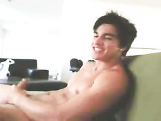 Молодой голубой парень раздевается и мастурбирует перед камерой