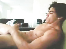 Молодой голубой парень раздевается и мастурбирует перед камерой