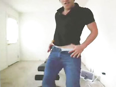 Молодой голубой парень раздевается и мастурбирует перед камерой