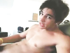 Молодой голубой парень раздевается и мастурбирует перед камерой