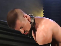 Лысые мужчины в латексном белье втроём занимались жёстким сексом