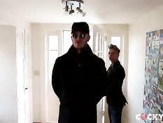 Голубые ребята с татуировками занимались сексом в загородном доме