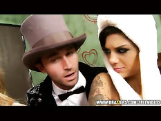 Возбуждённая девичья компания вчетвером пытается поделить член