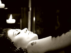 Девушки в кожаном белье и с пирсингом занимаются сексом на каталке