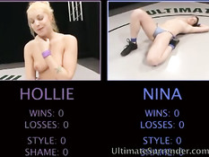 Девки борются на ринге голышом и победительница ебёт проигравшую