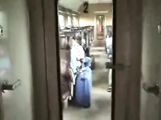 Девчонка сделала приятелю минет и облизала яички в тамбуре поезда