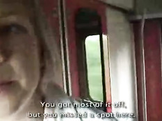 Девчонка сделала приятелю минет и облизала яички в тамбуре поезда