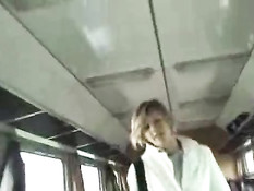 Девчонка сделала приятелю минет и облизала яички в тамбуре поезда