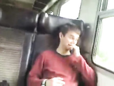 Девчонка сделала приятелю минет и облизала яички в тамбуре поезда