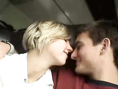 Девчонка сделала приятелю минет и облизала яички в тамбуре поезда