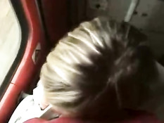 Девчонка сделала приятелю минет и облизала яички в тамбуре поезда