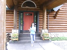 Девушка с бритой писькой летом во дворе играет в гольф обнажённой