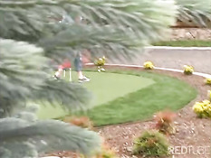 Девушка с бритой писькой летом во дворе играет в гольф обнажённой