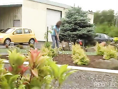 Девушка с бритой писькой летом во дворе играет в гольф обнажённой