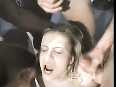 Грудастая тёлка в облегающем чёрном платье ебётся с парнями в баре