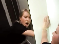 Немецкая блондинка делает другу минет в раздевалке супермаркета