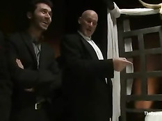 Связанных молодых девок лишают девственности на секс вечеринке