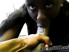 Афроамериканская подруга старательно делает парню минет на кухне