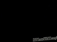 Афроамериканская подруга старательно делает парню минет на кухне