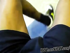 Афроамериканская подруга старательно делает парню минет на кухне