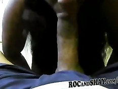 Афроамериканская подруга старательно делает парню минет на кухне