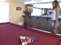 Негр увидел задницу мулатки играющей в бильярд и трахнул её в зад