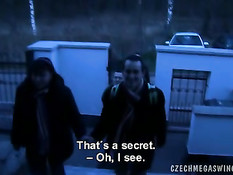 Оператор с видеокамерой ходит по дому и снимает порно со свингерами