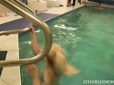 Оператор с видеокамерой ходит по дому и снимает порно со свингерами