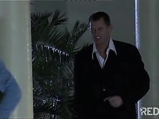 Гламурные свингеры в масках занимаются групповым сексом у бассейна