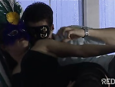 Гламурные свингеры в масках занимаются групповым сексом у бассейна