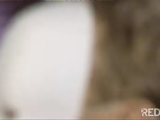 Гламурные свингеры в масках занимаются групповым сексом у бассейна