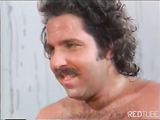 Развратный групповой секс в отрывке из классического порно фильма