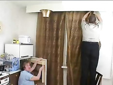 Сисястая русская женщина с волосатым лобком трахается на кухне