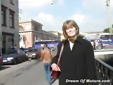 Русская мамочка знакомится с молодым парнем и занимается сексом