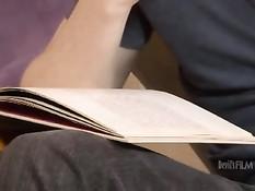 Шикарная брюнетка в чулках сделала парню минет и залезла на член