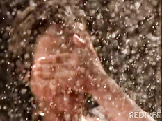 Белая лесбиянка на автомойке лижет киску своей азиатской подруге