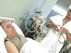 Сексуальная медсестра Sharon Pink занимается сексом с чёрным парнем