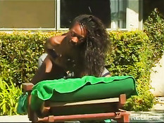 Возбуждающий секс на свежем воздухе с горячей африканской тёлкой