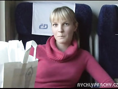 Парень разводит чешскую девку на публичный секс в вагоне поезда