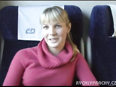 Парень разводит чешскую девку на публичный секс в вагоне поезда