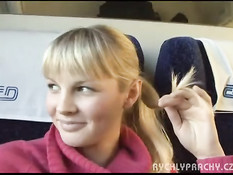 Парень разводит чешскую девку на публичный секс в вагоне поезда