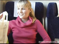 Парень разводит чешскую девку на публичный секс в вагоне поезда