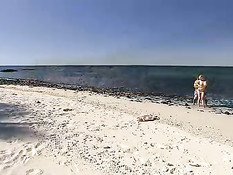 Мужик ебёт на пляже аппетитную молодую блондинку с большой грудью