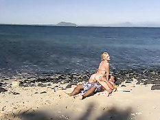 Мужик ебёт на пляже аппетитную молодую блондинку с большой грудью