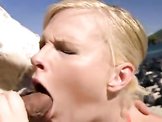 Мужик ебёт на пляже аппетитную молодую блондинку с большой грудью