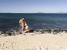 Мужик ебёт на пляже аппетитную молодую блондинку с большой грудью