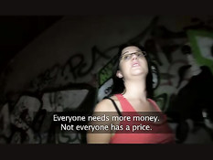 Парень встретил на ночной улице студентку и уломал сняться в порно